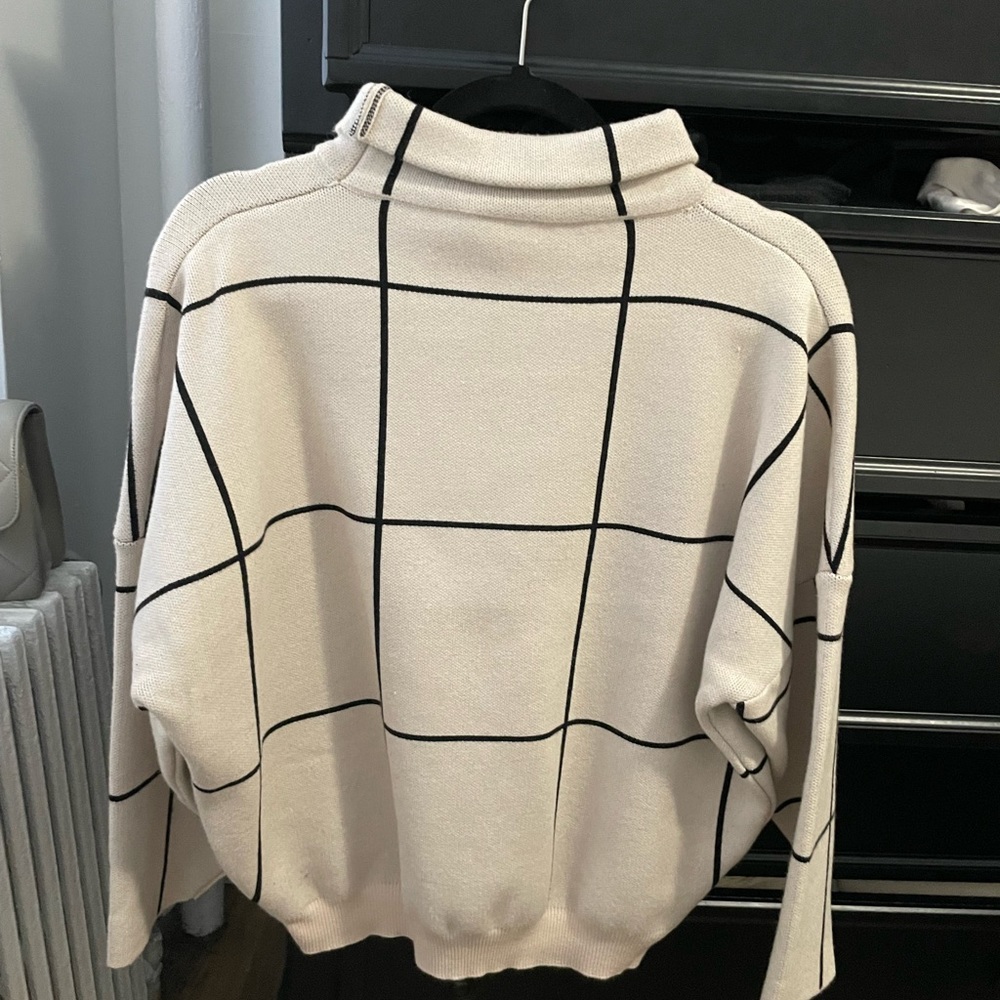 Striped sweater. Size M/L